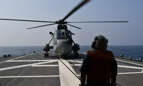 Indian Navy ने गंभीर रूप से बीमार जापानी नागरिक को बचाया Indian Navy ने गंभीर रूप से बीमार जापानी नागरिक को बचाया