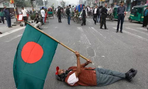 भारी चुनावी जीत के कुछ दिनों बाद नारायणगंज में BNP कार्यालय में आग लगा दी गई
