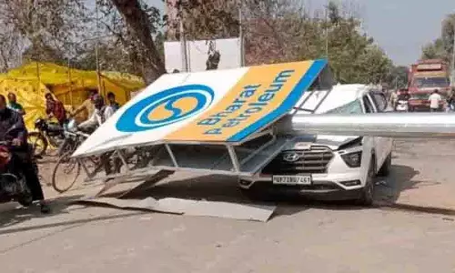 कार पर Billboard गिरने से सपा नेता की मौत