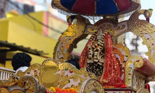 उत्कल बस्ती में भव्य कलश यात्रा, माता रानी एवं देवी-देवताओं की मूर्तियों की स्थापना उत्कल बस्ती में भव्य कलश यात्रा, माता रानी एवं देवी-देवताओं की मूर्तियों की स्थापना