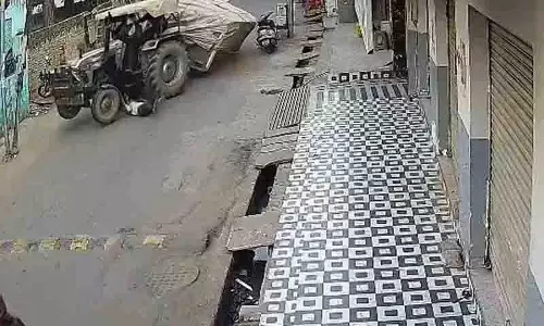 Agra में ट्रैक्टर के नीचे सड़क धंसने से एक व्यक्ति बच निकला Agra में ट्रैक्टर के नीचे सड़क धंसने से एक व्यक्ति बच निकला