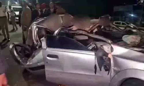 Divider फांदकर कार के RTC बस से टकराने से पांच युवकों की मौत Divider फांदकर कार के RTC बस से टकराने से पांच युवकों की मौत