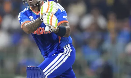 IND vs PAK T20 WC: सूर्यकुमार यादव ने 24 गेंदों में बनाए 32 रन, आउट होने से टीम को झटका
