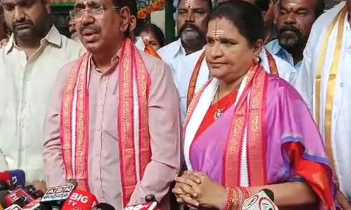 Andhra Pradesh के मंत्री पोंगुरु नारायण ने अपनी पत्नी के साथ महाशिवरात्रि समारोह में भाग लिया