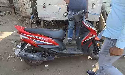 भतीजी की शादी में Gun दिखाकर रोकने के आरोप में व्यक्ति गिरफ्तार भतीजी की शादी में Gun दिखाकर रोकने के आरोप में व्यक्ति गिरफ्तार