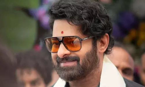 Prabhas को नई फिल्म के घुड़सवारी सीन में लगी चोट Prabhas को नई फिल्म के घुड़सवारी सीन में लगी चोट