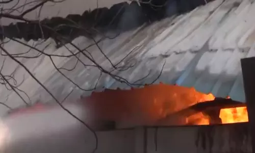 Bhopal में एक कारखाने में लगी भीषण आग Bhopal में एक कारखाने में लगी भीषण आग