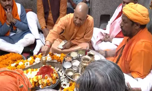 CM योगी आदित्यनाथ ने महाशिवरात्रि पर गोरखपुर के बरोहिया शिव मंदिर में रुद्राभिषेक किया