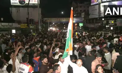 Nagpur में भारत-पाकिस्तान टी20 मुकाबले में भारत की जीत पर लोगों ने सड़कों पर मनाया जश्न Nagpur में भारत-पाकिस्तान टी20 मुकाबले में भारत की जीत पर लोगों ने सड़कों पर मनाया जश्न