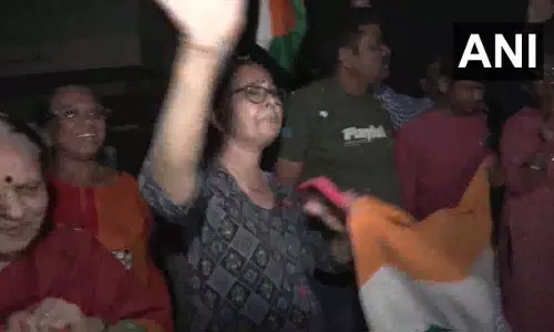 India की पाकिस्तान पर शानदार जीत पर सड़कों पर जश्न, फैंस में उमड़ा उत्साह India की पाकिस्तान पर शानदार जीत पर सड़कों पर जश्न, फैंस में उमड़ा उत्साह
