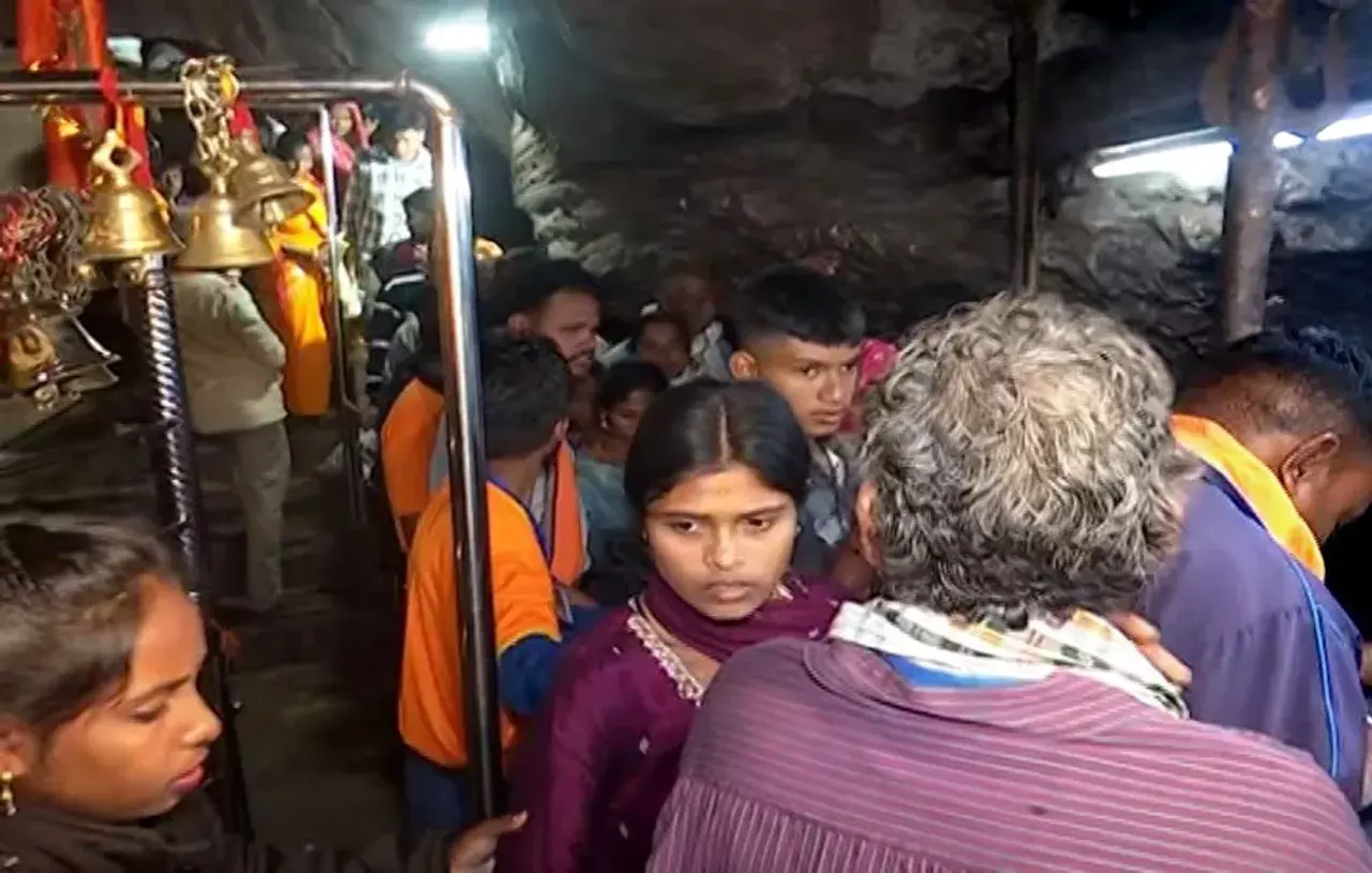 Maha Shivaratri पर कोरापुट गुप्तेश्वर मंदिर में भारी भीड़