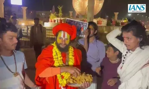 अयोध्या में भारत की जीत का जश्न, लता मंगेशकर चौक पर संतों ने बांटी मिठाई