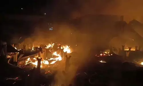 BREAKING: बेसमेंट पार्किंग में भीषण आग, 29 दोपहिया वाहन जलकर खाक, 5 घायल