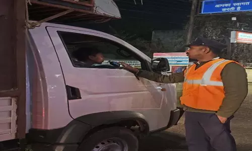 यातायात नियमों पर सख्ती, नशे में ड्राइविंग और बिना हेलमेट पर बड़ी कार्रवाई यातायात नियमों पर सख्ती, नशे में ड्राइविंग और बिना हेलमेट पर बड़ी कार्रवाई