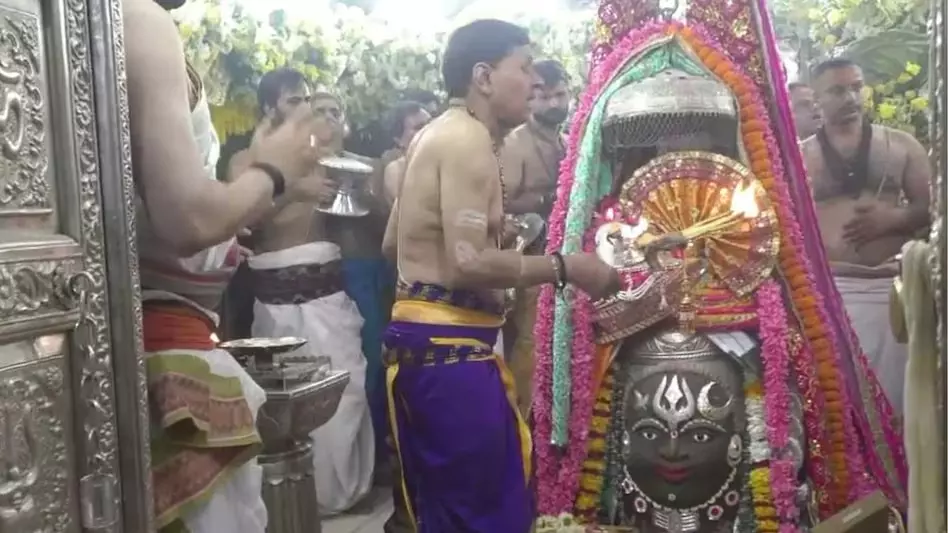 आज तड़के ढाई बजे खुल गए थे महाकाल मंदिर के पट, भस्म आरती Video आज तड़के ढाई बजे खुल गए थे महाकाल मंदिर के पट, भस्म आरती Video