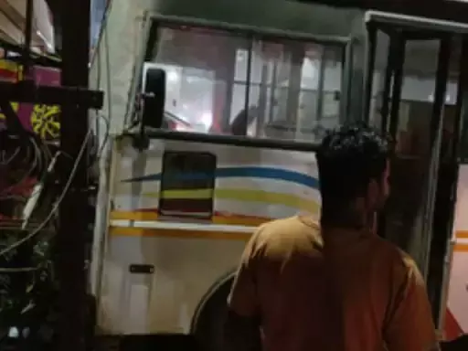 बस का कहर, युवती को ठोकर मारकर जा टकराई बिजली पोल से बस का कहर, युवती को ठोकर मारकर जा टकराई बिजली पोल से