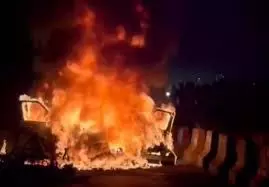 Nashik: भाजपा सांसद की कार बनी आग का गोला, बाल-बाल बचे Nashik: भाजपा सांसद की कार बनी आग का गोला, बाल-बाल बचे