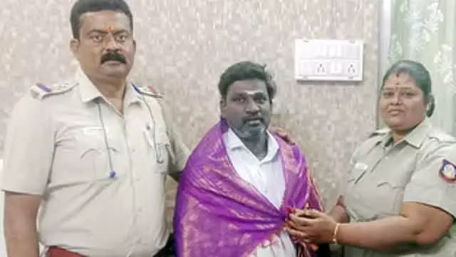 महिला का खोया हुआ हार: Hospital कर्मचारी ने पुलिस को सौंप दिया महिला का खोया हुआ हार: Hospital कर्मचारी ने पुलिस को सौंप दिया