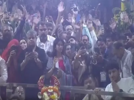 Mahashivratri 2026: त्रिशूल, चांद और सूरज से सुसज्जित हुए बाबा महाकाल, दर्शन के लिए लगा भक्तों का तांता Mahashivratri 2026: त्रिशूल, चांद और सूरज से सुसज्जित हुए बाबा महाकाल, दर्शन के लिए लगा भक्तों का तांता