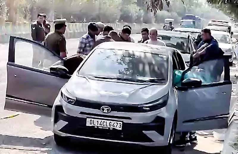 Delhi कार के अंदर गोली लगने से घायल दंपति मृत पाए गए Delhi कार के अंदर गोली लगने से घायल दंपति मृत पाए गए