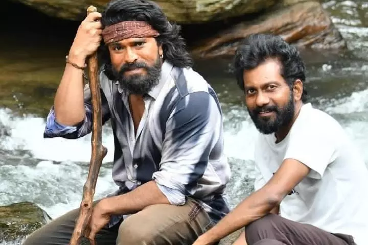 Ram Charan ने ‘पेड्डी’ मेकर Buchi Babu Sana के जुनून की तारीफ़ की Ram Charan ने ‘पेड्डी’ मेकर Buchi Babu Sana के जुनून की तारीफ़ की