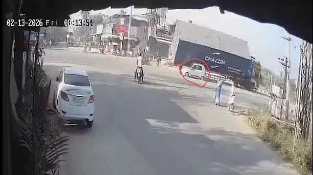 सड़क पार कर रहे Biker : एक्सीडेंट से बचने की कोशिश कर रहे टेक्नीशियन की कंटेनर कार पर गिरकर मौत सड़क पार कर रहे Biker : एक्सीडेंट से बचने की कोशिश कर रहे टेक्नीशियन की कंटेनर कार पर गिरकर मौत