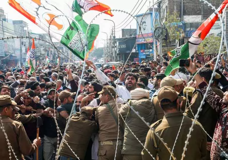 Jammu -Kashmir पुलिस ने कांग्रेस के लोक भवन चलो मार्च को रोका, कई हिरासत में Jammu -Kashmir पुलिस ने कांग्रेस के लोक भवन चलो मार्च को रोका, कई हिरासत में