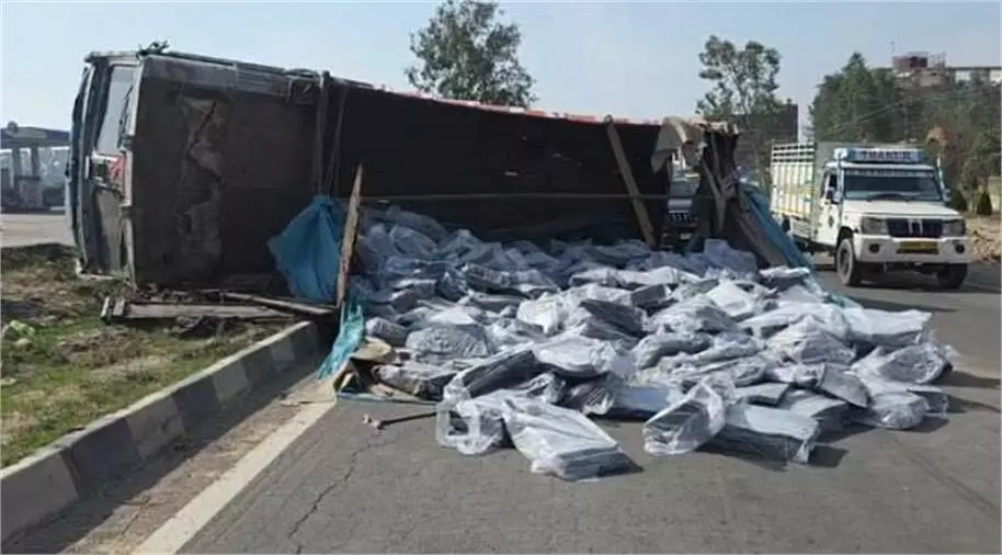 Jammu-Kashmir: अनियंत्रित ट्रक ने मचाई अफरा-तफरी, यातायात प्रभावित Jammu-Kashmir: अनियंत्रित ट्रक ने मचाई अफरा-तफरी, यातायात प्रभावित