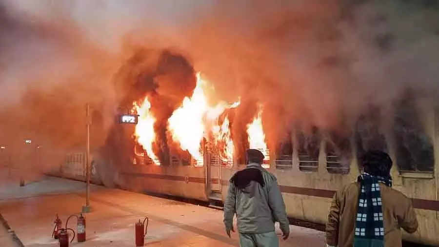 पश्चिम बंगाल में Katwa-अजीमगंज पैसेंजर ट्रेन के कोच में आग लगी; कोई घायल नही पश्चिम बंगाल में Katwa-अजीमगंज पैसेंजर ट्रेन के कोच में आग लगी; कोई घायल नही