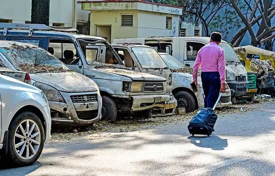 Bengaluru : सड़क पर अनाथ बच्चों के वाहन खड़े हैं Bengaluru : सड़क पर अनाथ बच्चों के वाहन खड़े हैं