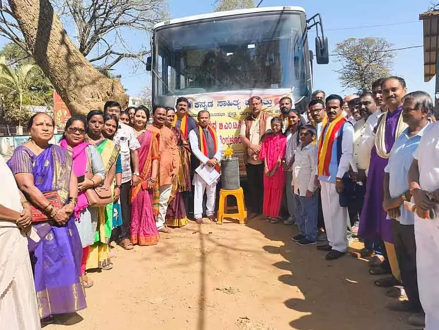 गांवों और स्कूलों में लैंड लॉर्ड का मंचन करने की कोशिश: Umashree गांवों और स्कूलों में लैंड लॉर्ड का मंचन करने की कोशिश: Umashree