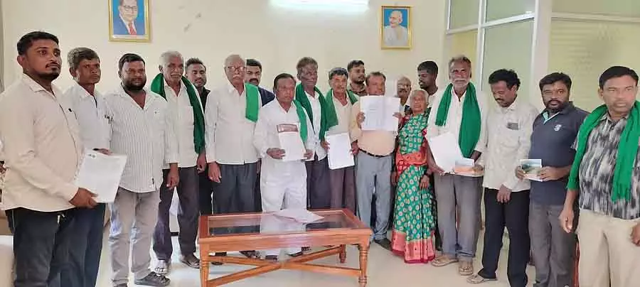 देवनहल्ली के पूर्व MLA पर हज़ारों एकड़ ज़मीन हड़पने का आरोप देवनहल्ली के पूर्व MLA पर हज़ारों एकड़ ज़मीन हड़पने का आरोप
