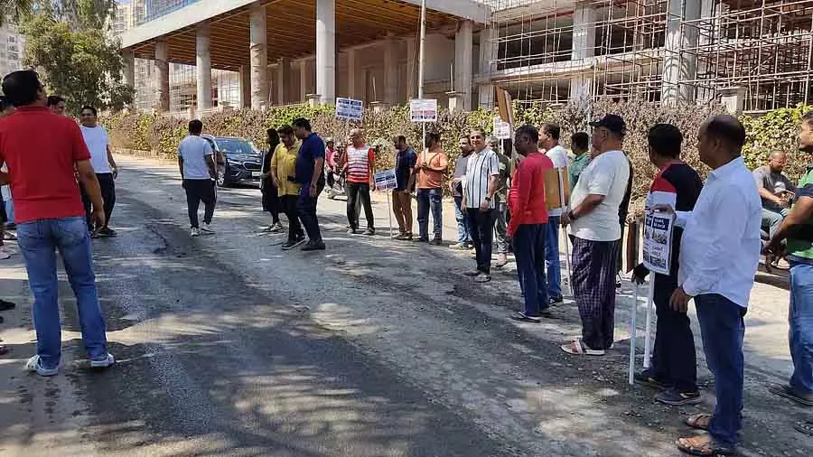Hulimangala सड़कों पर गड्ढे: निवासियों का मौन विरोध Hulimangala सड़कों पर गड्ढे: निवासियों का मौन विरोध