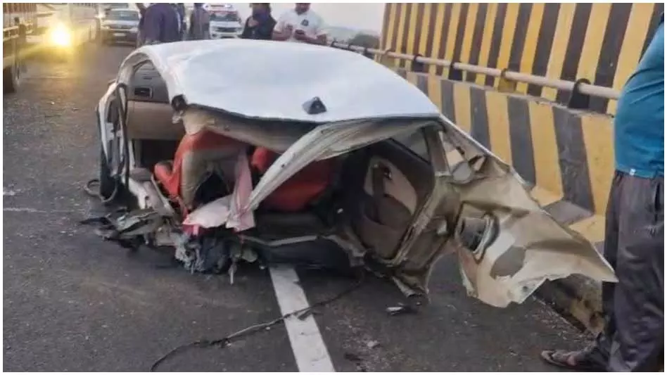 तीन जिंदगी खत्म...अनियंत्रित कार डिवाइडर से टकराकर दो हिस्सों में हुई अलग तीन जिंदगी खत्म...अनियंत्रित कार डिवाइडर से टकराकर दो हिस्सों में हुई अलग