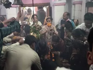 Ayodhya: जलाभिषेक के लिए लाखों श्रद्धालुओं की लंबी कतार Ayodhya: जलाभिषेक के लिए लाखों श्रद्धालुओं की लंबी कतार