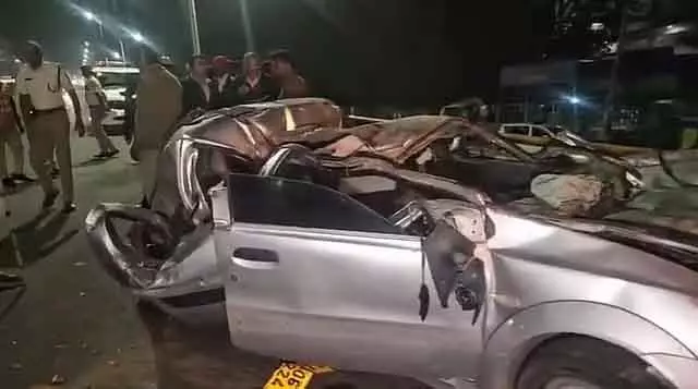 Bengaluru में तेज रफ्तार कार की बस से टक्कर, 5 युवकों की मौत Bengaluru में तेज रफ्तार कार की बस से टक्कर, 5 युवकों की मौत