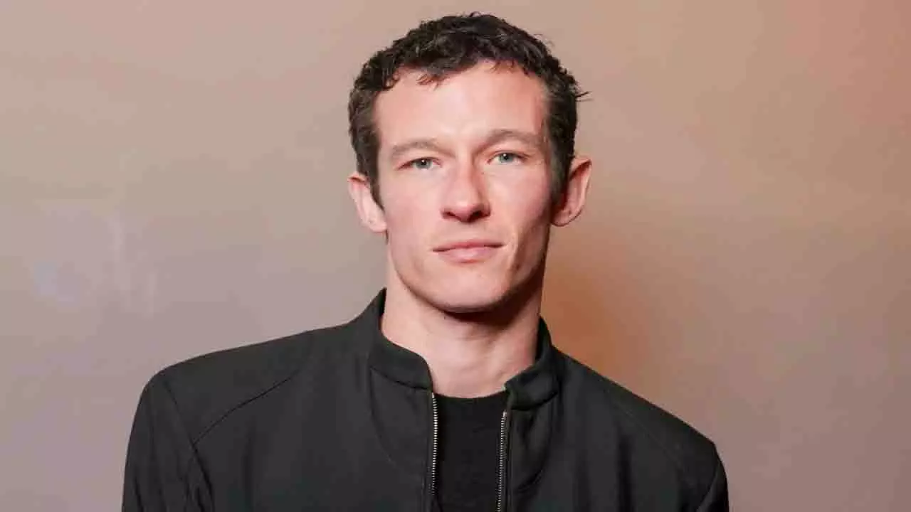 Callum Turner ने बर्लिन इंटरनेशनल फिल्म फेस्टिवल में जेम्स बॉन्ड की अफवाहों पर जवाब दिया Callum Turner ने बर्लिन इंटरनेशनल फिल्म फेस्टिवल में जेम्स बॉन्ड की अफवाहों पर जवाब दिया