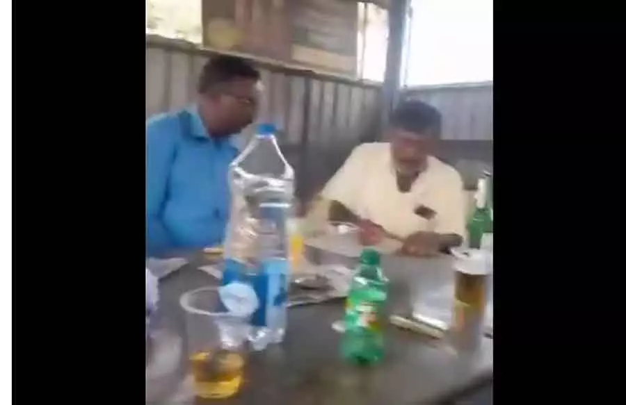 BESCOM स्टाफ ने फाइलें चेक करते समय शराब पी BESCOM स्टाफ ने फाइलें चेक करते समय शराब पी