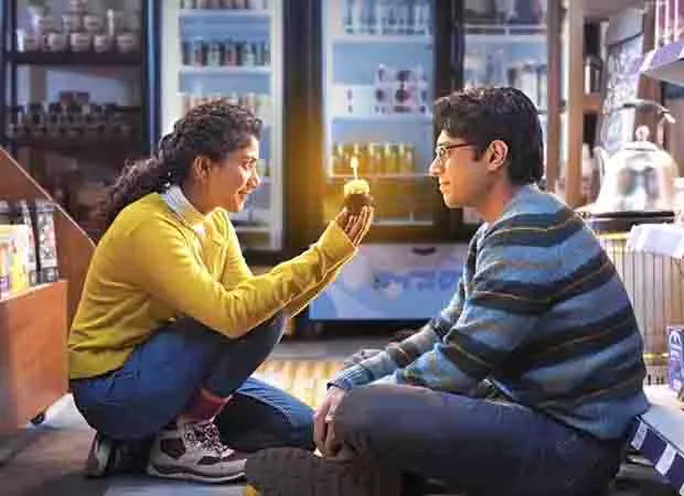 आमिर खान प्रोडक्शंस ने जुनैद खान और साई पल्लवी के साथ Ek Din का पोस्टर रिलीज़ किया आमिर खान प्रोडक्शंस ने जुनैद खान और साई पल्लवी के साथ Ek Din का पोस्टर रिलीज़ किया