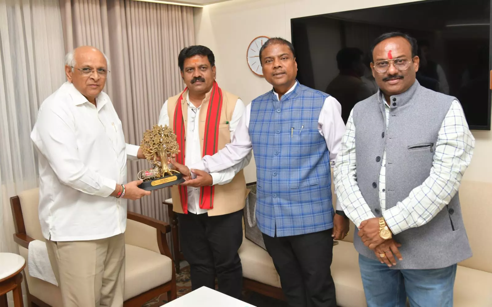 गुजरात के सीएम भूपेंद्र पटेल से मिले विजय शर्मा और केदार कश्यप गुजरात के सीएम भूपेंद्र पटेल से मिले विजय शर्मा और केदार कश्यप