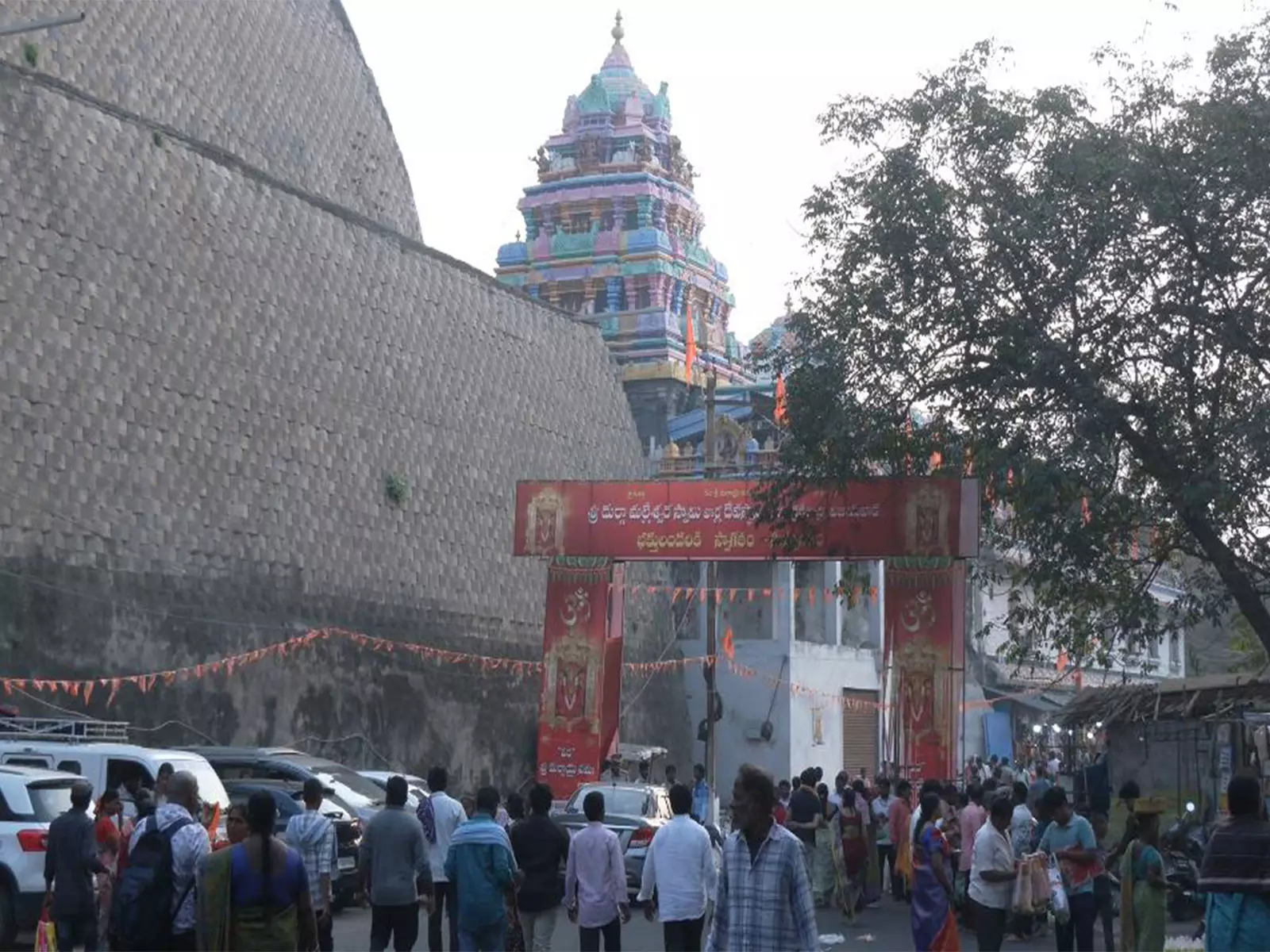 Vijayawada में महाशिवरात्रि के अवसर पर कृष्णा नदी में स्नान करने के लिए श्रद्धालुओं की भारी भीड़ उमड़ी Vijayawada में महाशिवरात्रि के अवसर पर कृष्णा नदी में स्नान करने के लिए श्रद्धालुओं की भारी भीड़ उमड़ी