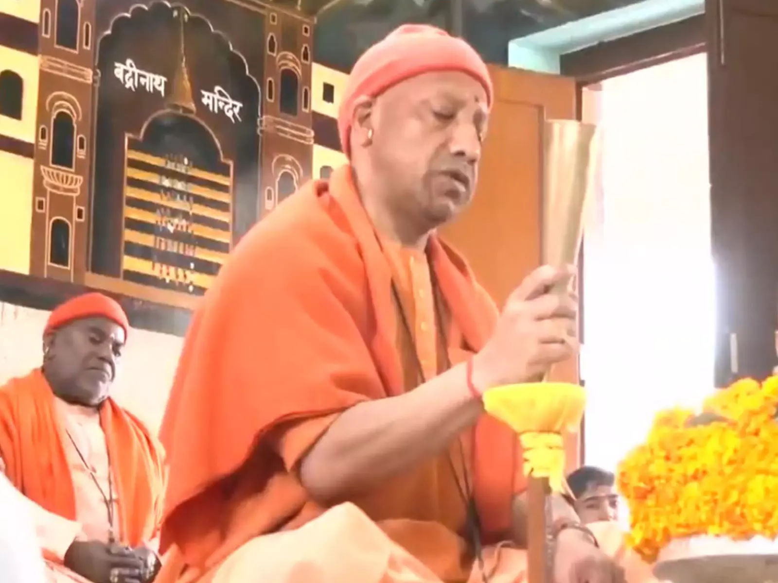 योगी आदित्यनाथ ने Mahashivratri पर गोरखनाथ मंदिर में रुद्राभिषेक किया योगी आदित्यनाथ ने Mahashivratri पर गोरखनाथ मंदिर में रुद्राभिषेक किया