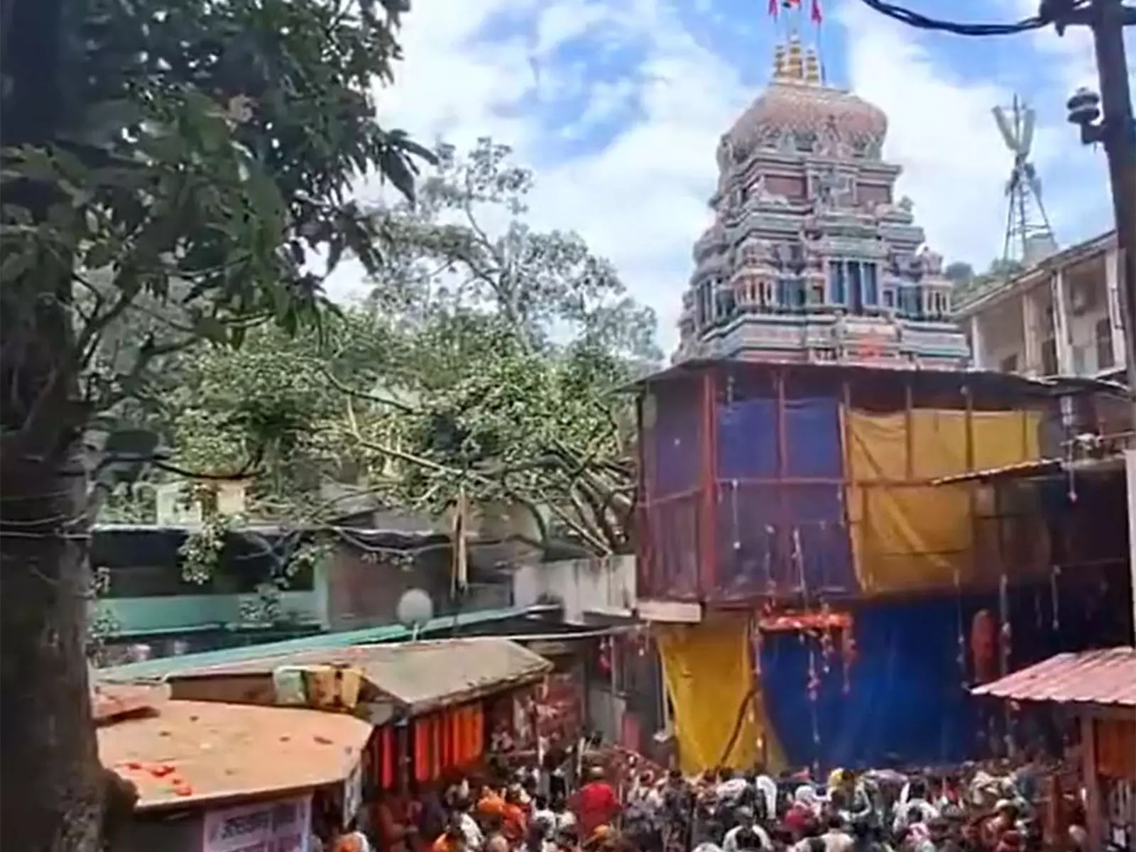Uttarakhand: महाशिवरात्रि पर भक्त ऋषिकेश के शिव मंदिरों में पूजा-अर्चना कर रहे Uttarakhand: महाशिवरात्रि पर भक्त ऋषिकेश के शिव मंदिरों में पूजा-अर्चना कर रहे