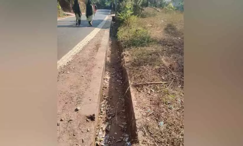 PM ग्रामीण सड़क: नाली के लिए स्लैब नहीं होने की शिकायत PM ग्रामीण सड़क: नाली के लिए स्लैब नहीं होने की शिकायत