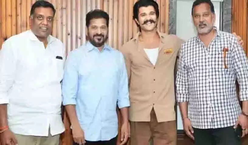 Vijay Deverakonda-CM की मुलाकात से रश्मिका के साथ शादी की अटकलों को बल मिला Vijay Deverakonda-CM की मुलाकात से रश्मिका के साथ शादी की अटकलों को बल मिला