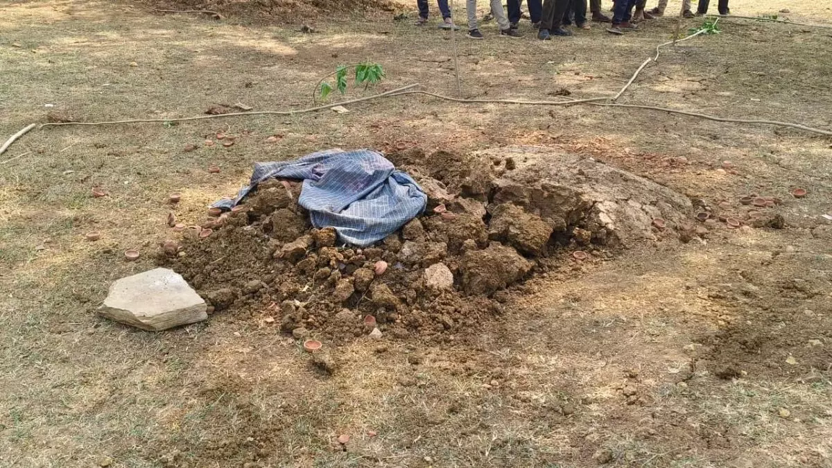 दफन बच्ची की लाश के पास तंत्र-मंत्र, गांव में सनसनी दफन बच्ची की लाश के पास तंत्र-मंत्र, गांव में सनसनी