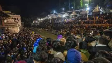 महाशिवरात्रि पर नेपाल के पशुपतिनाथ मंदिर में बड़ी संख्या में भक्त उमड़े महाशिवरात्रि पर नेपाल के पशुपतिनाथ मंदिर में बड़ी संख्या में भक्त उमड़े