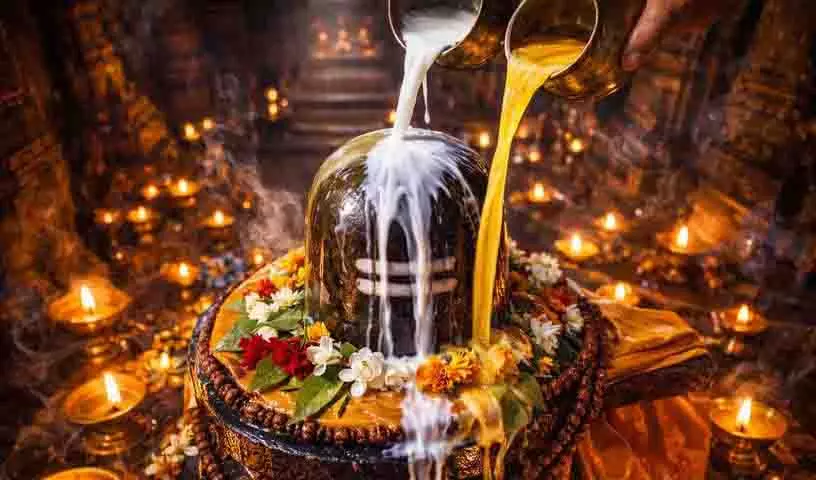 भगवान शिव का अभिषेक कैसे करें? क्या दूध से पूजा करने से ज़्यादा पुण्य मिलेगा? या घी से? भगवान शिव का अभिषेक कैसे करें? क्या दूध से पूजा करने से ज़्यादा पुण्य मिलेगा? या घी से?