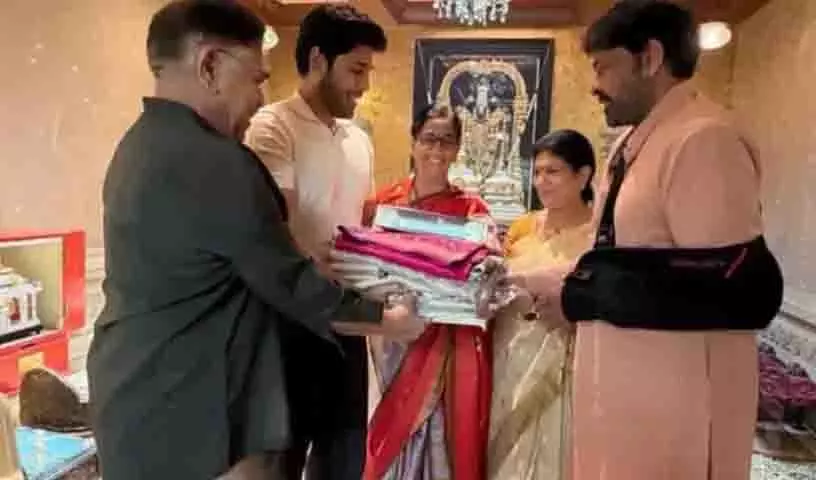 Allu Sirish ने चिरंजीवी को दिया शादी का पहला कार्ड Allu Sirish ने चिरंजीवी को दिया शादी का पहला कार्ड