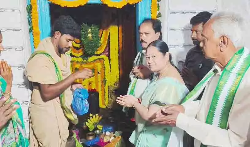 Adilabad के जज ने उमा सोमलिंगेश्वर स्वामी मंदिर में पूजा की Adilabad के जज ने उमा सोमलिंगेश्वर स्वामी मंदिर में पूजा की
